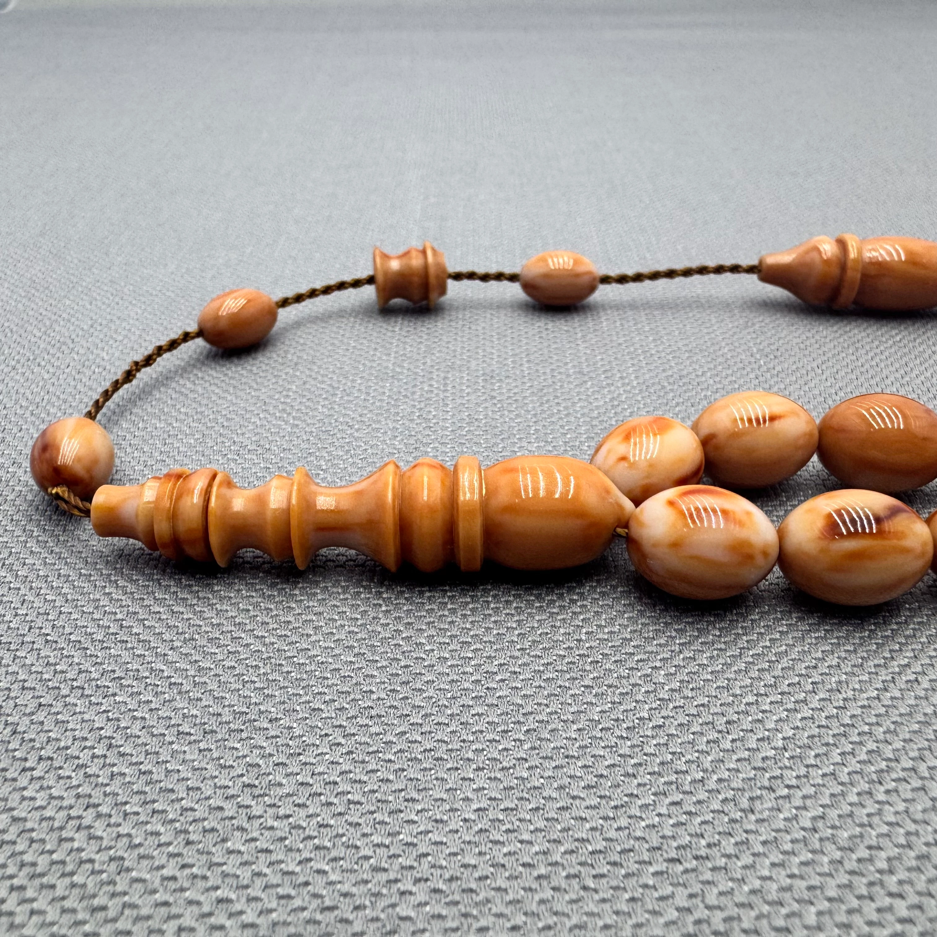 Usta İşçilikli Özel Döküm Hareli Kahverengi Beyaz Sıkma Kehribar Tesbih